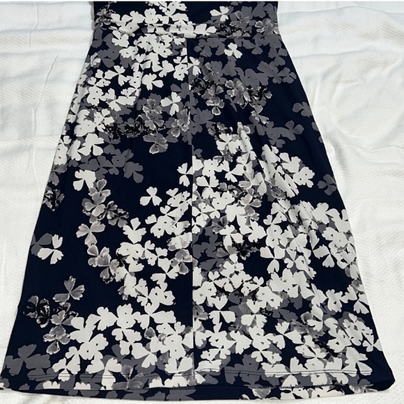 👉AMERICAN LIVING FLORAL FAUX WRAP DRESS ~MIDI ~BLK GRY WHT ~SIZE:8 - Picture 7 of 7